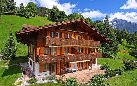 Chalet Hori: Wolk, Fabriek, Lucht, Gebouw, Eigendom, Groen, Venster, Boom, Natuurlijk Landschap, Huis
