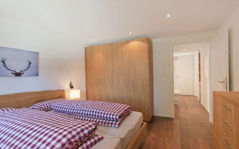 Chalet Bodmisunne: Slaapkamer, Bed, Meubilair, Kamer, Eigendom, Bed Frame, Laken, Interieur Ontwerp, Verdieping, Muur