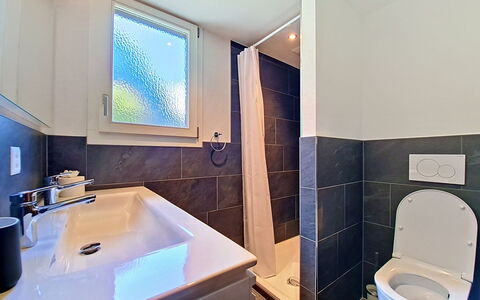 Egg-Isch: Badkamer, Loodgieterswerkinrichting, Flooring, Verdieping, Interieur Ontwerp, Kraan, Wastafel, Loodgieter, Toilet, Wastafel In De Badkamer