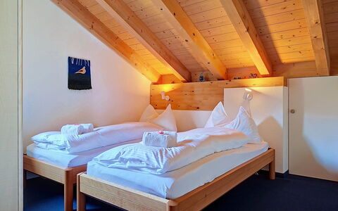 Steinbilla: Hout, Slaapkamer, Bed Frame, Bed, Plafond, Beits, Verblijf, Hardwood, Bedding, Laken