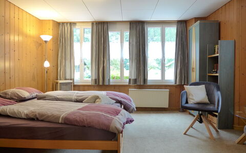 Rösli: Gebouw, Comfort, Schaduw, Hout, Venster, Interieur Ontwerp, Bed Frame, Verdieping, Woonkamer, Flooring