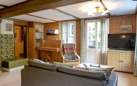 Stocki: Eigendom, Hout, Gebouw, Televisie, Interieur Ontwerp, Fotolijst, Verdieping, Flooring, Muur, Woonkamer