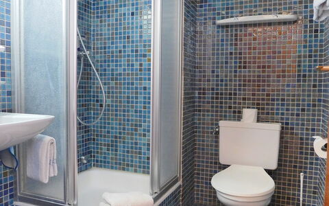 Täsch 130: Badkamer, Tegel, Eigendom, Kamer, Loodgieterswerkinrichting, Onroerend Goed, Toilet, Architectuur, Ceramic, Interieur Ontwerp
