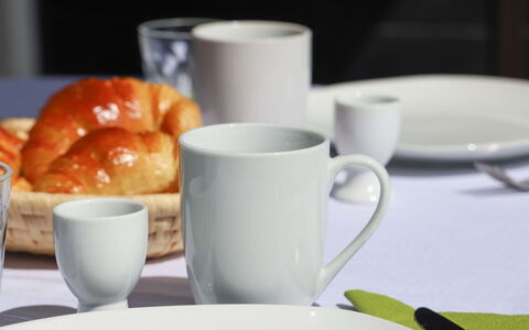 Zermatt 100: Tableware, Voedsel, Tafel, Drinkware, Dishware, Koffiekop, Kop, Bord, Serveware, Ingrediënt