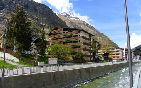 Zermatt 100: Wolk, Lucht, Water, Fabriek, Gebouw, Berg, Boom, Straatlantaarn, Waterloop, Bank