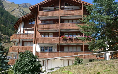 Zermatt 105: Gebouw, Fabriek, Lucht, Eigendom, Venster, Boom, Hout, Huis, Stedelijk Ontwerp, Woongebied