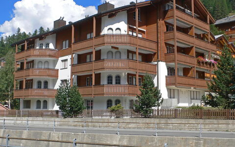 Zermatt 105: Lucht, Gebouw, Dag, Eigendom, Wolk, Venster, Boom, Fabriek, Stedelijk Ontwerp