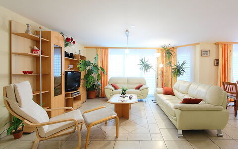 Orta: Woonkamer, Kamer, Meubilair, Interieur Ontwerp, Eigendom, Verdieping, Gebouw, Huis, Tafel, Huis