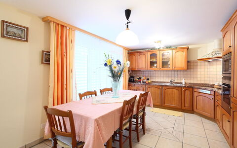 Orta: Eigendom, Kamer, Gebouw, Meubilair, Onroerend Goed, Huis, Interieur Ontwerp, Verdieping, Eetkamer, Tafel