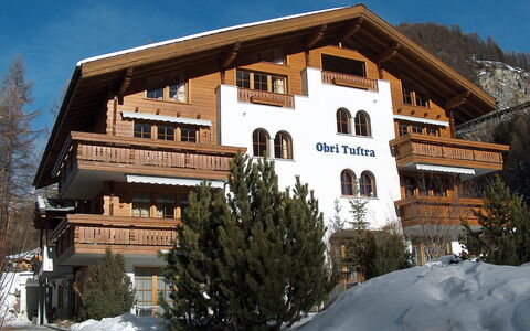 Zermatt 125: Lucht, Gebouw, Sneeuw, Eigendom, Venster, Boom, Fabriek, Huis, Helling