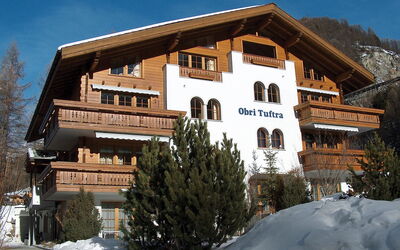 Zermatt 125: Lucht, Gebouw, Sneeuw, Eigendom, Venster, Boom, Fabriek, Huis, Helling