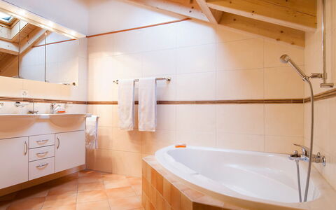 Aquila: Badkamer, Kamer, Eigendom, Interieur Ontwerp, Gebouw, Architectuur, Muur, Huis, Verdieping, Loodgieterswerkinrichting