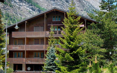 Zermatt 210: Fabriek, Gebouw, Eigendom, Venster, Berg, Boom, Huis, Vegetation, Land Lot, Natuurlijk Landschap