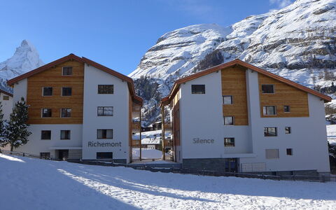 Zermatt 331: Sneeuw, Lucht, Gebouw, Eigendom, Venster, Berg, Wolk, Helling, Deur, Huis