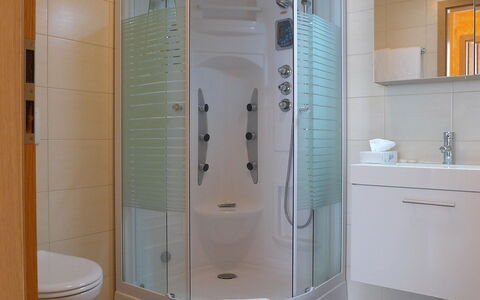 Viktoria B: Badkamer, Kamer, Eigendom, Tegel, Loodgieterswerkinrichting, Douche, Deur Van De Douche, Deur, Verdieping, Badkamer Accessoire
