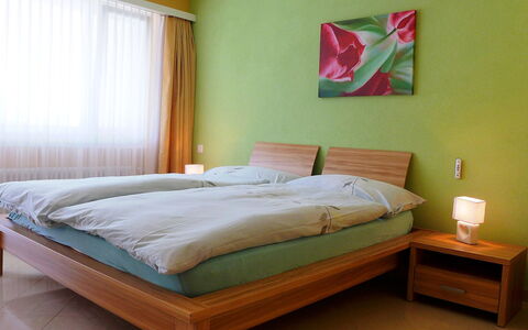 Viktoria B: Slaapkamer, Bed, Meubilair, Matras, Laken, Kamer, Eigendom, Bed Frame, Muur, Verdieping