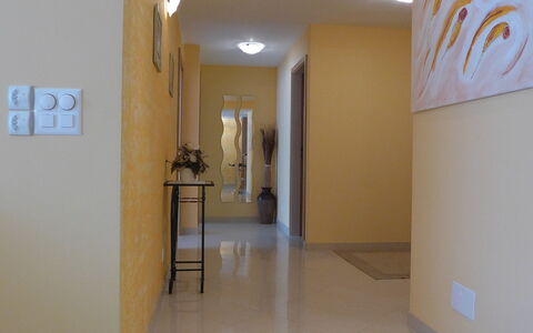 Viktoria B: Kamer, Verdieping, Eigendom, Muur, Gebouw, Interieur Ontwerp, Plafond, Flooring, Architectuur, Gips