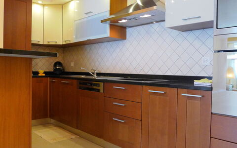 Viktoria B: Countertop, Cabinetry, Keuken, Kamer, Meubilair, Eigendom, Interieur Ontwerp, Kast, Verdieping, Fornuis