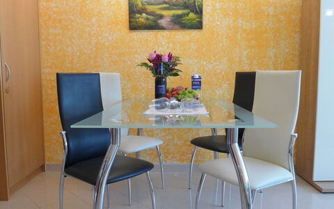 Viktoria B: Kamer, Eetkamer, Meubilair, Tafel, Eigendom, Geel, Interieur Ontwerp, Stoel, Keuken En Eettafel, Onroerend Goed