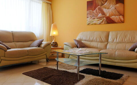 Viktoria B: Woonkamer, Meubilair, Kamer, Bankstel, Eigendom, Interieur Ontwerp, Verdieping, Koffietafel, Tafel, Muur