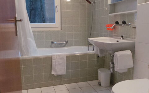 Kondor: Badkamer, Eigendom, Tegel, Kamer, Muur, Loodgieterswerkinrichting, Verdieping, Kraan, Wastafel, Toilet