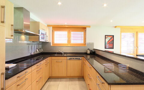 Breithorn: Countertop, Eigendom, Kamer, Cabinetry, Keuken, Meubilair, Geel, Gebouw, Interieur Ontwerp, Onroerend Goed
