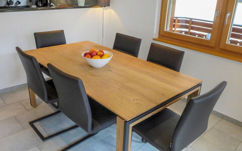 Breithorn: Tafel, Meubilair, Venster, Eigendom, Stoel, Tableware, Gebouw, Hout, Keuken En Eettafel, Interieur Ontwerp