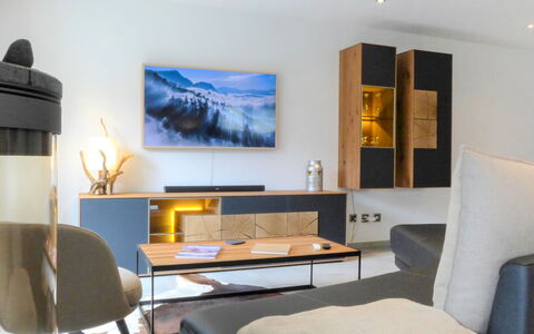 Breithorn: Fotolijst, Meubilair, Eigendom, Tafel, Comfort, Azure, Bankstel, Hout, Verlichting, Interieur Ontwerp