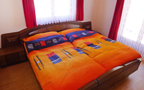 Christl: Laken, Bedding, Oranje, Slaapkamer, Meubilair, Bed, Eigendom, Kamer, Bed Frame, Rood