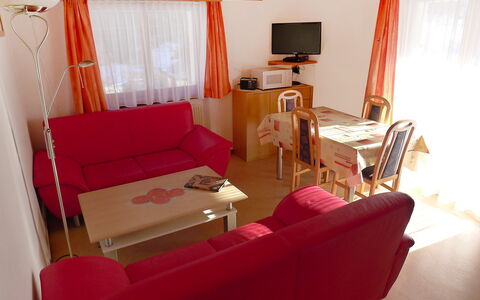 Christl: Kamer, Rood, Eigendom, Meubilair, Interieur Ontwerp, Oranje, Gebouw, Woonkamer, Gordijn, Huis