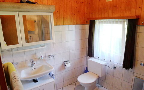 Christl: Badkamer, Kamer, Eigendom, Wastafel, Tegel, Verdieping, Badkamerkast, Meubilair, Wastafel In De Badkamer, Gebouw