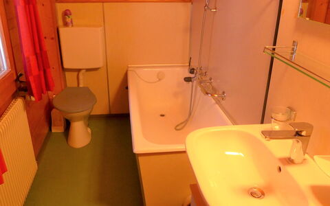 Lärchenheim: Bruin, Loodgieterswerkinrichting, Eigendom, Kraan, Badkamer, Wastafel, Wastafel In De Badkamer, Purper, Interieur Ontwerp, Architectuur