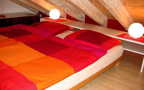 Gentiana (Utoring): Bed, Kamer, Meubilair, Slaapkamer, Zolder, Rood, Eigendom, Laken, Oranje, Interieur Ontwerp