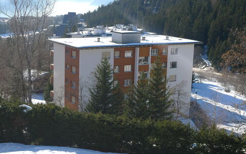 Crans-Montana 105: Gebouw, Sneeuw, Fabriek, Lucht, Venster, Berg, Boom, Helling, Wolk, Huis