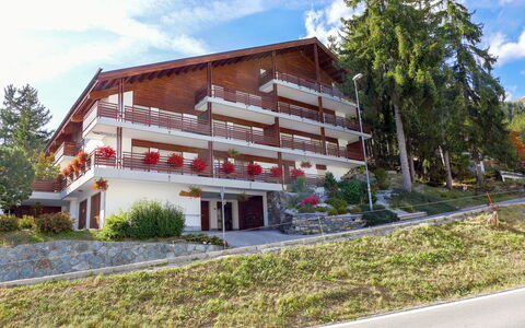 Crans-Montana 120: Wolk, Fabriek, Lucht, Gebouw, Venster, Boom, Land Lot, Huis, Stedelijk Ontwerp, Woongebied