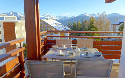 Crans-Montana 120: Lucht, Eigendom, Berg, Meubilair, Tafel, Licht, Gebouw, Hout, Schaduw, Architectuur