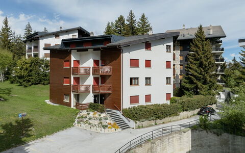 Crans-Montana 130: Gebouw, Architectuur, Huis, Woongebied, Huis, Menselijke Nederzetting, Lariks, Werf, Balkon