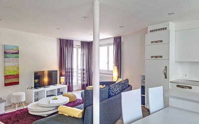Crans-Montana 130: Eigendom, Meubilair, Comfort, Purper, Verlichting, Interieur Ontwerp, Decoratie, Verdieping, Venster, Bed Frame