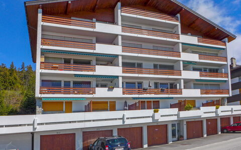 Crans-Montana 155: Auto, Gebouw, Lucht, Eigendom, Voertuig, Wolk, Venster, Wiel