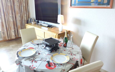 Crans-Montana 155: Kamer, Eigendom, Meubilair, Interieur Ontwerp, Tafel, Eetkamer, Huis, Tafelkleed, Gebouw, Stoel