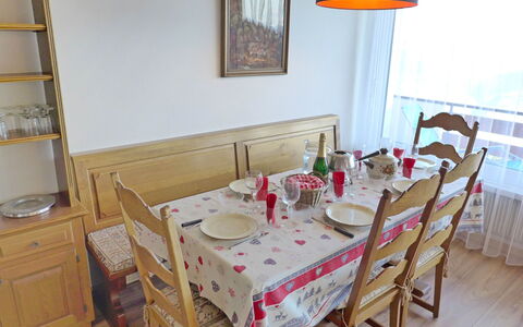 Crans-Montana 155: Kamer, Meubilair, Eetkamer, Eigendom, Tafel, Verdieping, Interieur Ontwerp, Huis, Tafelkleed, Gebouw