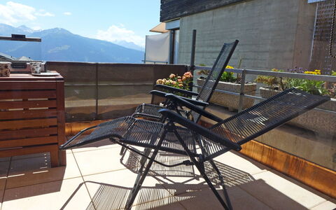 Crans-Montana 180: Ijzer, Architectuur, Tafel, Meubilair, Stoel, Dak, Huis, Balkon, Gebouw, Stedelijk Ontwerp