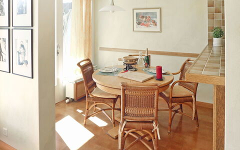 Crans-Montana 180: Kamer, Meubilair, Eigendom, Eetkamer, Interieur Ontwerp, Tafel, Verdieping, Gebouw, Huis, Stoel