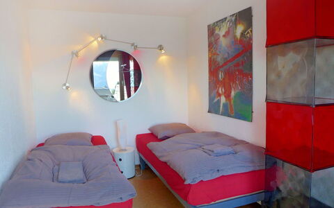 Crans-Montana 180: Slaapkamer, Kamer, Bed, Meubilair, Eigendom, Laken, Rood, Interieur Ontwerp, Bed Frame, Gebouw