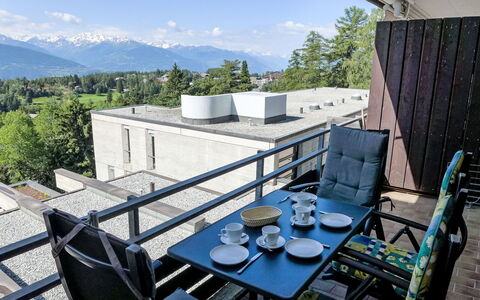 Crans-Montana 180: Tafel, Lucht, Wolk, Eigendom, Meubilair, Stoel, Gebouw, Tableware, Buitenmeubels, Architectuur