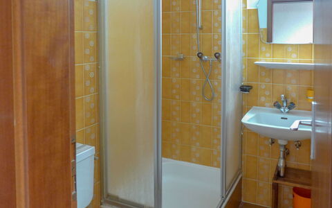 Yuca B Apt. 28: Spiegel, Eigendom, Loodgieterswerkinrichting, Wastafel, Kraan, Badkamer, Deur Van De Douche, Verlichting, Interieur Ontwerp