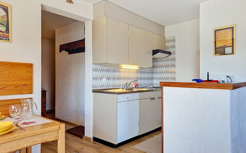 Yuca B Apt. 28: Muur, Flooring, Hout, Interieur Ontwerp, Meubilair, Verdieping, Keuken, Countertop, Cabinetry, Major Appliance