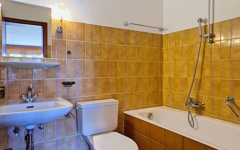 Yuca B Apt. 28: Badkamer, Loodgieterswerkinrichting, Muur, Wastafel In De Badkamer, Flooring, Wastafel, Interieur Ontwerp, Verdieping, Kraan, Toilet