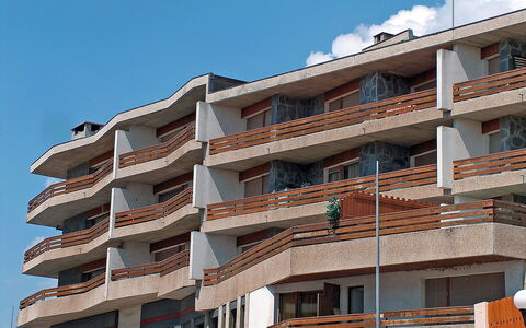 Crans-Montana 320: Lucht, Gebouw, Eigendom, Wolk, Venster, Condominium, Stedelijk Ontwerp, Blok Van De Toren, Hout, Buurt