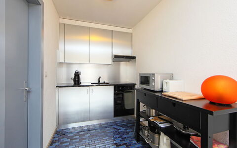 Crans-Montana 320: Kamer, Eigendom, Geel, Meubilair, Countertop, Verdieping, Interieur Ontwerp, Onroerend Goed, Keuken, Gebouw